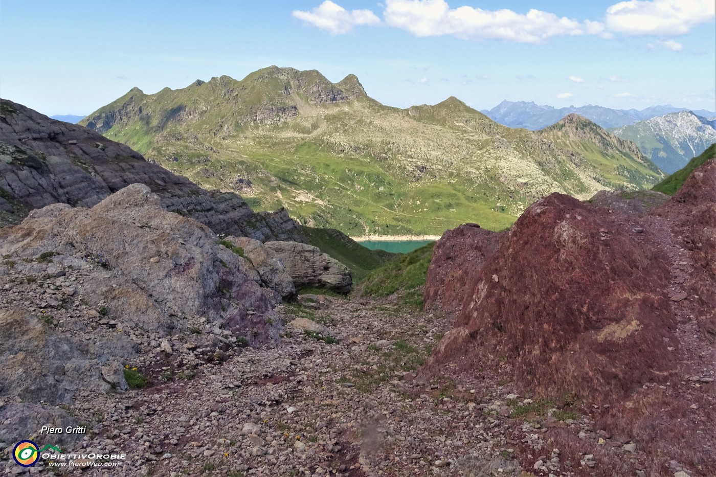 50 Al Passo di Valsanguigno-W (2320 m) con rocce rossicce di Verrucano Lombardo.JPG